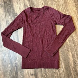 Lululemon long sleeve patterned shirt w/thumb holes. Size 2